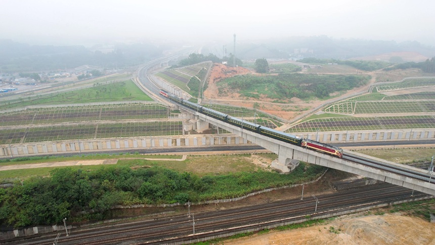 檢測車行駛在線路上。韋剛攝