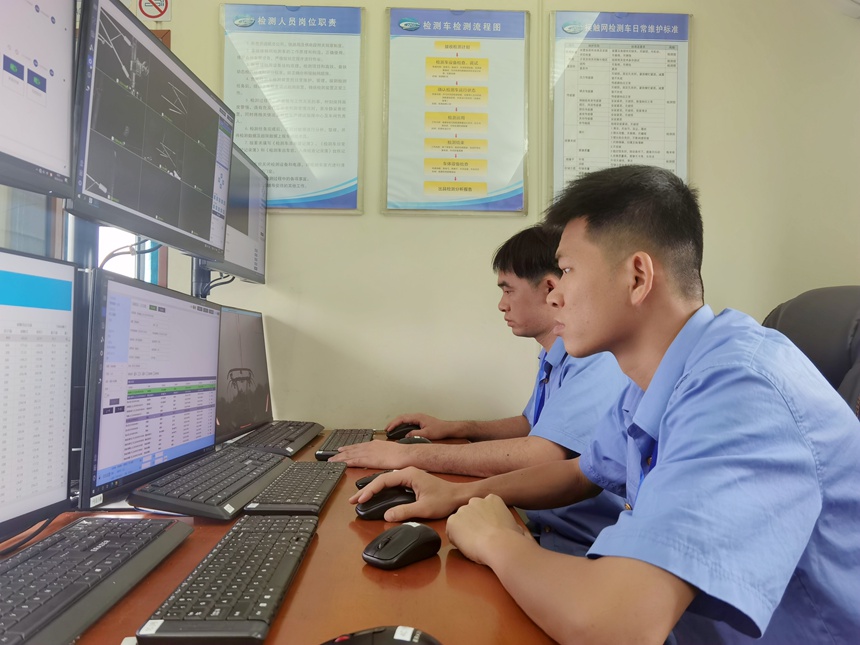 工作人員正在綜合檢測(cè)車(chē)上對(duì)貴南高鐵接觸網(wǎng)設(shè)備運(yùn)行狀態(tài)進(jìn)行實(shí)時(shí)監(jiān)測(cè)分析。唐敏遂攝