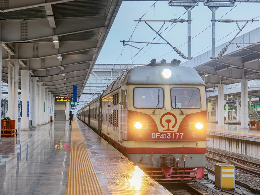 列車準(zhǔn)時發(fā)車。封榮權(quán)攝