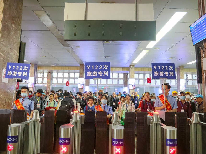 鐵路部門安排專人全程引導(dǎo)游客進(jìn)站上車。唐升魁攝