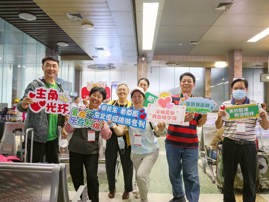 游客在車站合影留念。唐升魁攝