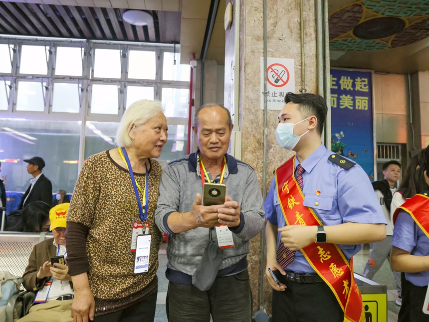 志愿者為旅客解疑釋惑。唐升魁攝