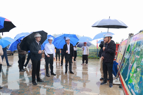 黨員干部參觀國(guó)道228線丹東至東興廣西濱海公路龍門(mén)大橋工程項(xiàng)目建設(shè)現(xiàn)場(chǎng)。