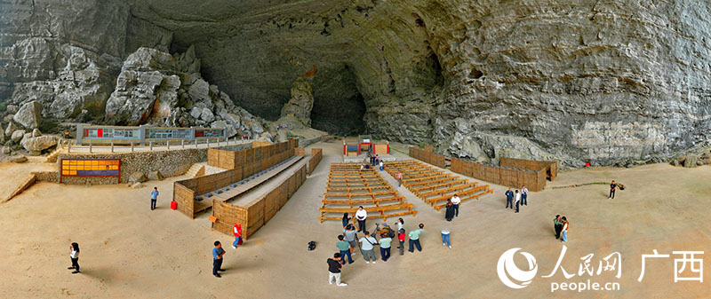 活動人員參觀廣西農民運動講習所舊址—列寧巖。人民網 付華周攝