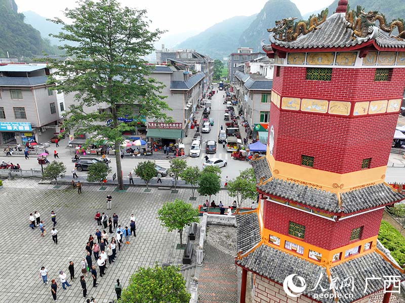 活動人員參觀紅七軍前委舊址—魁星樓。人民網 付華周攝