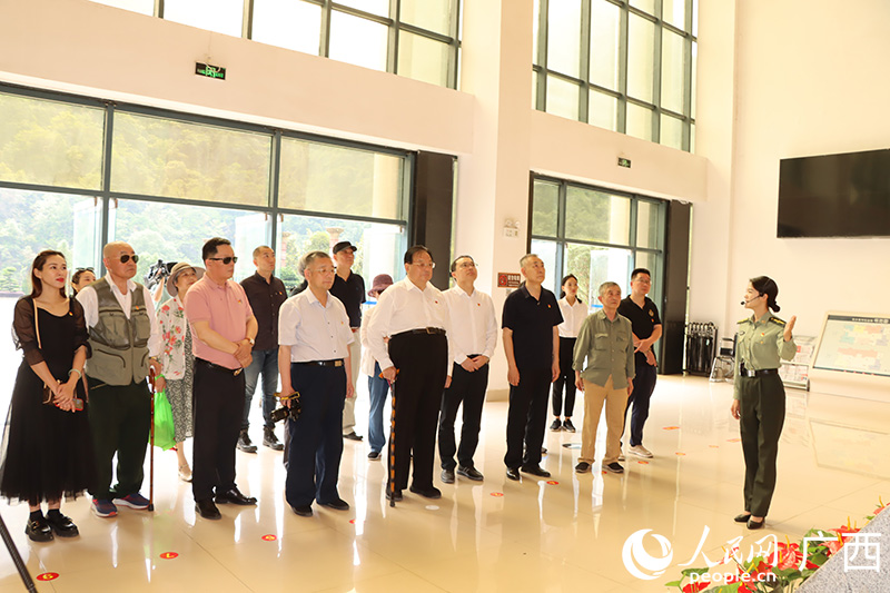 活動人員在壯鄉(xiāng)英雄文化園參觀。人民網 付華周攝