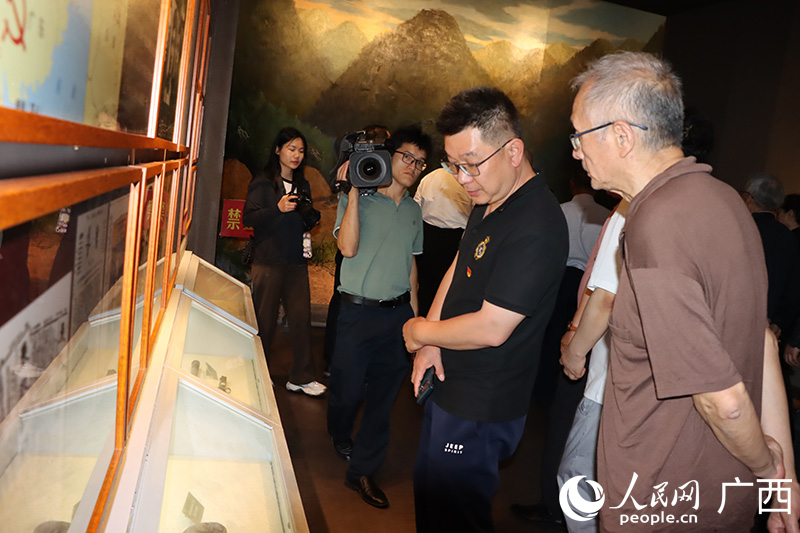 活動人員在壯鄉(xiāng)英雄文化園參觀。人民網 付華周攝