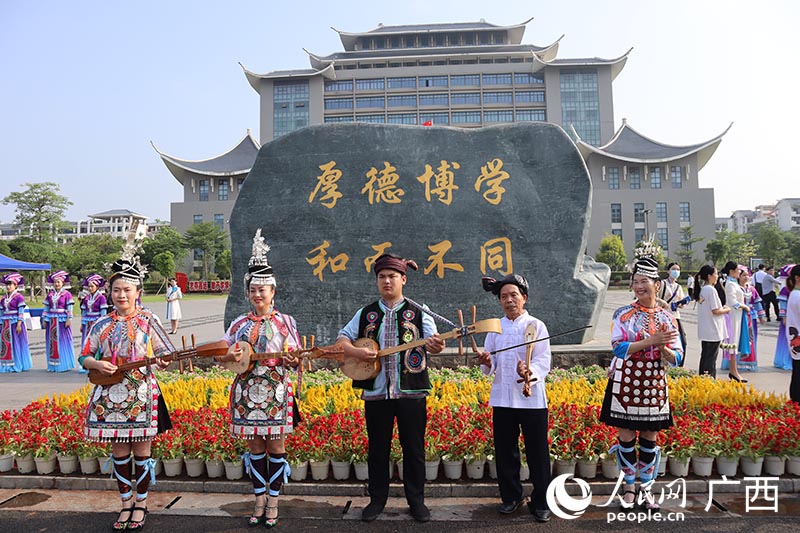 現(xiàn)場(chǎng)的民歌表演。人民網(wǎng) 班小晴攝