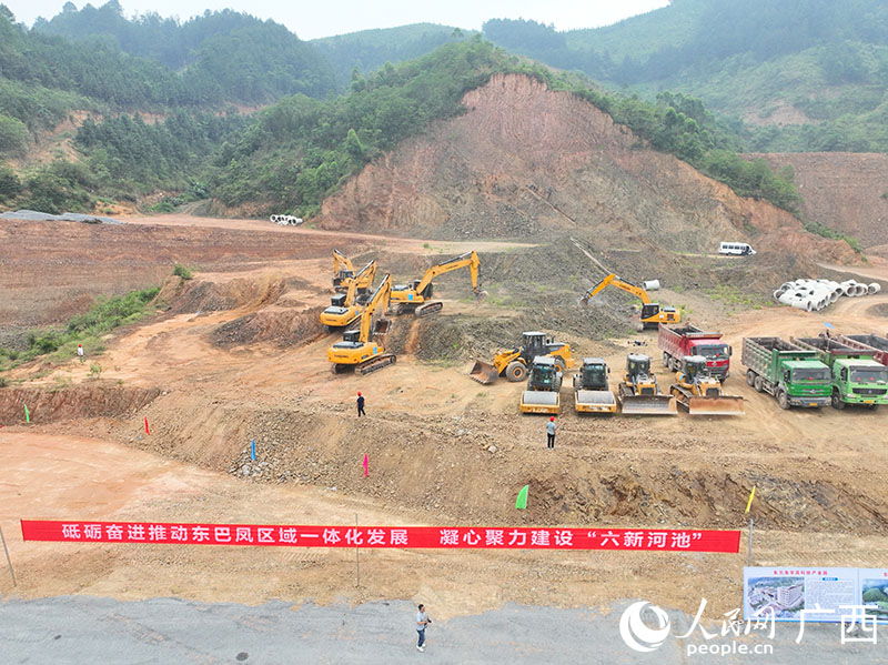 施工現(xiàn)場(chǎng)。人民網(wǎng) 付華周攝