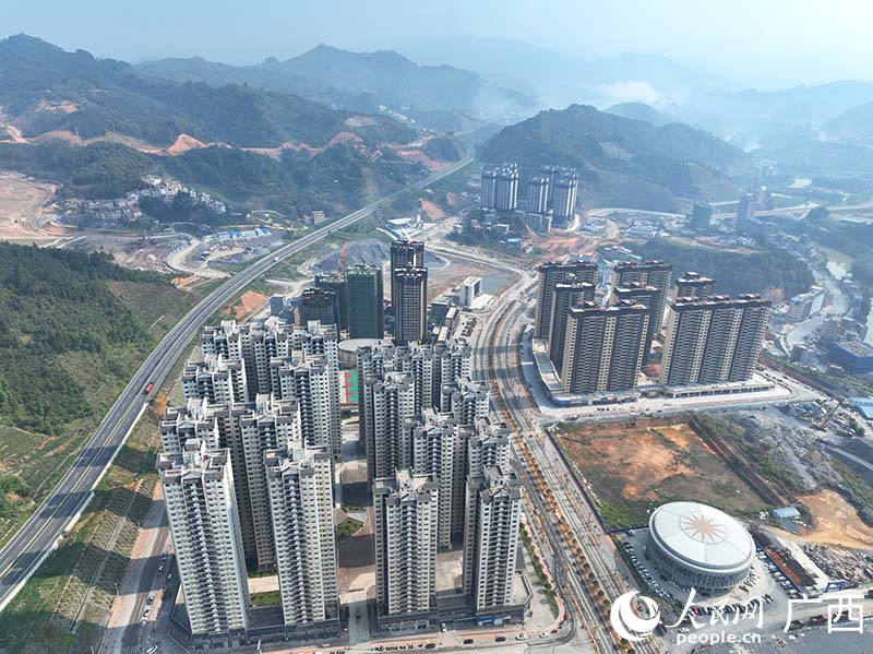 建設(shè)中的東蘭向陽(yáng)新城。人民網(wǎng) 付華周攝.jpg
