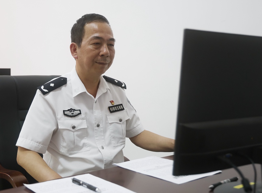 黃政加班整理工作材料