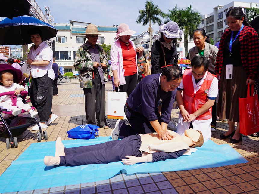 5月15日，忻城縣舉辦2023年社會(huì)科學(xué)普及周活動(dòng)啟動(dòng)儀式，圖為社科普及志愿者為群眾演示急救知識(shí)
