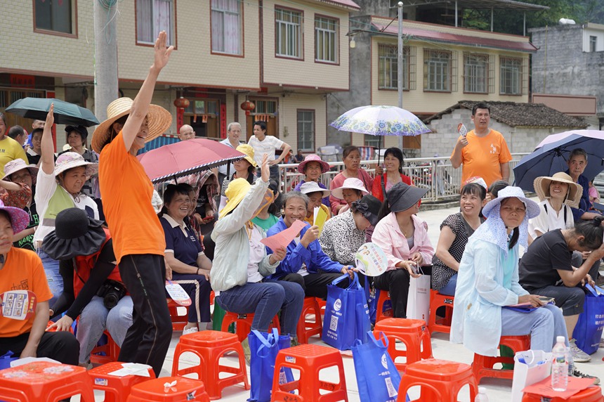 5月17日，在忻城縣大塘鎮(zhèn)六安村開(kāi)展社會(huì)科學(xué)普及活動(dòng)周暨全民藝術(shù)普及月基層文藝演出活動(dòng)，圖為大塘鎮(zhèn)六安村群眾積極搶答社科知識(shí)