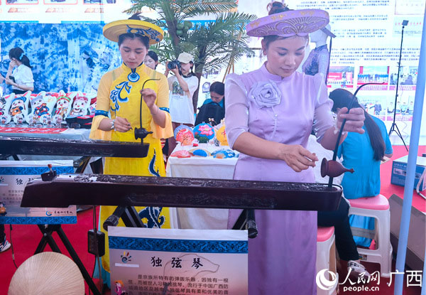 獨(dú)弦琴演奏。人民網(wǎng)記者 陳燕攝