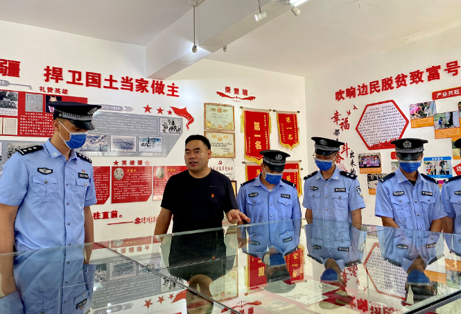 伍章余（左二）與派出所干警一起探討法治宣傳教育。許倩攝