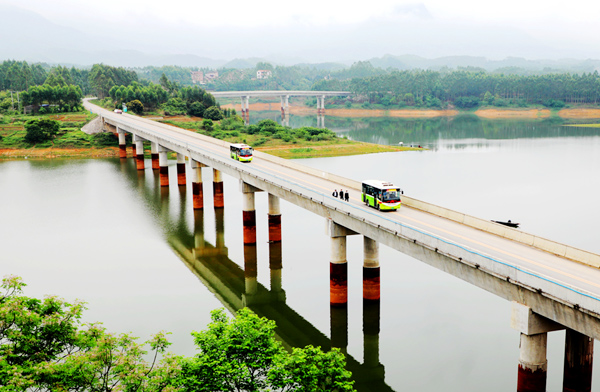 2020年4月1日，貴港市開(kāi)通首條從鄉(xiāng)鎮(zhèn)通往村屯的公交線路——1021-路-（奇石初中—達(dá)開(kāi)水庫(kù)）。圖為公交車(chē)從達(dá)開(kāi)水庫(kù)高山大橋通過(guò)。張慶杰攝