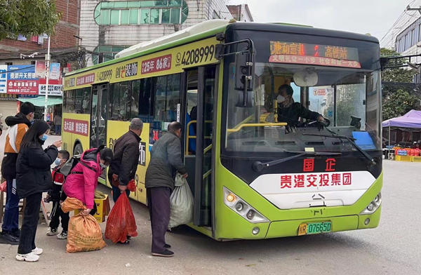 貴港市的城鄉(xiāng)公交下鄉(xiāng)，滿(mǎn)足不同人群的出行需求。貴港市公交公司供圖