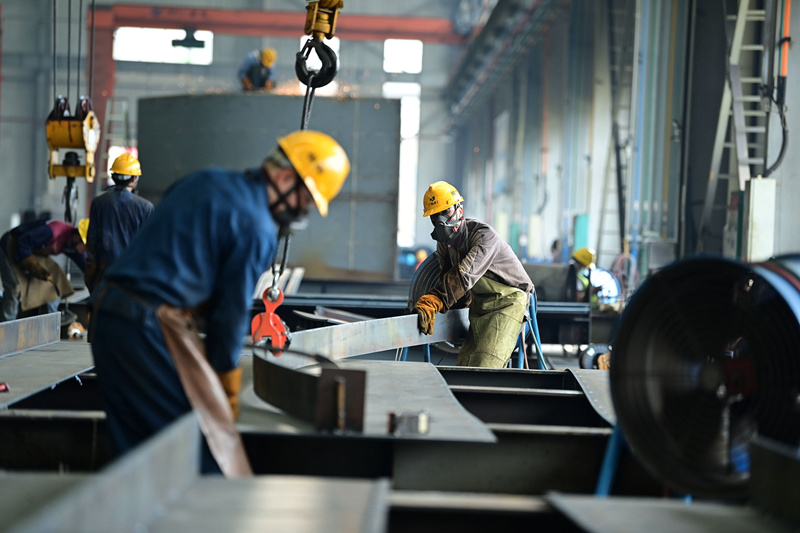 忙碌的鋼結(jié)構(gòu)生產(chǎn)車間。黃蕊攝