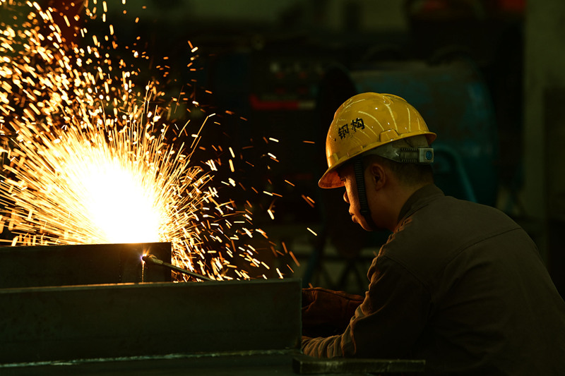焊接火花四射。黃蕊攝