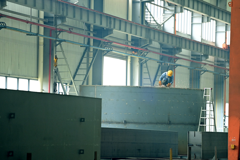 工人在車間焊接橋梁防撞保護(hù)層。黃蕊攝