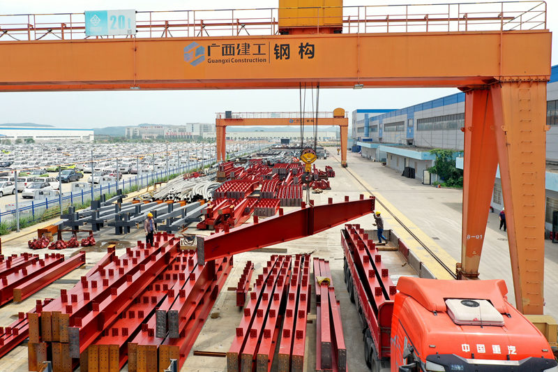 工人在吊裝鋼結(jié)構(gòu)將運(yùn)往項目建設(shè)現(xiàn)場。黃蕊攝