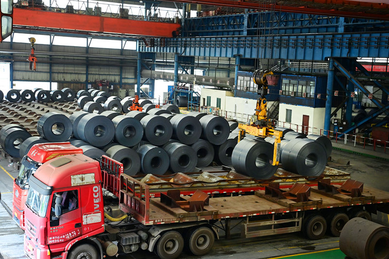 在柳鋼集團(tuán)熱軋廠成品庫房，自動裝載成品帶鋼。黃蕊攝