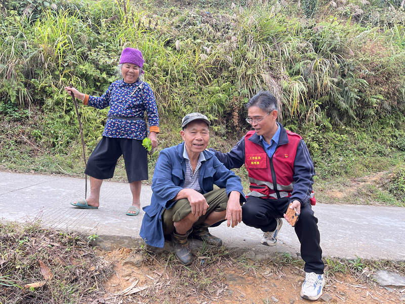 陳明勇在路邊同村民聊天了解相關(guān)情況。受訪者供圖