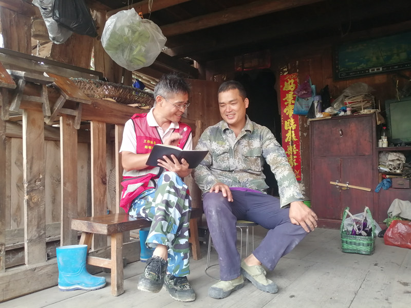 陳明勇到村民家中了解情況。受訪者供圖