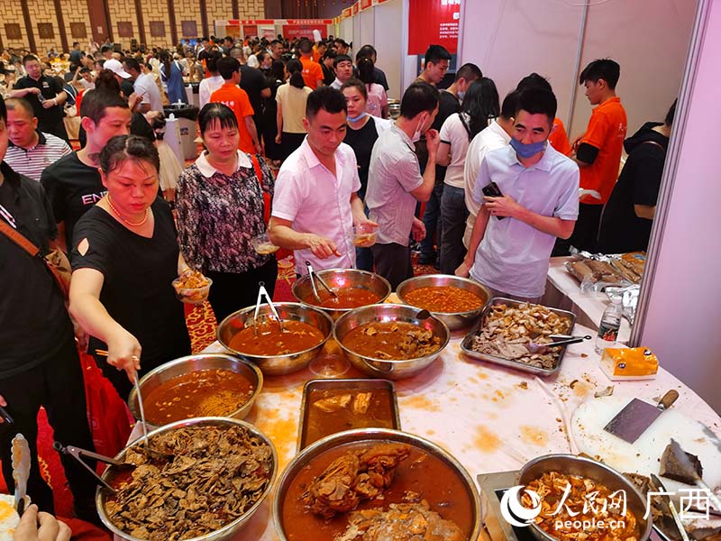 螺螄粉配菜受歡迎。人民網(wǎng) 付華周攝