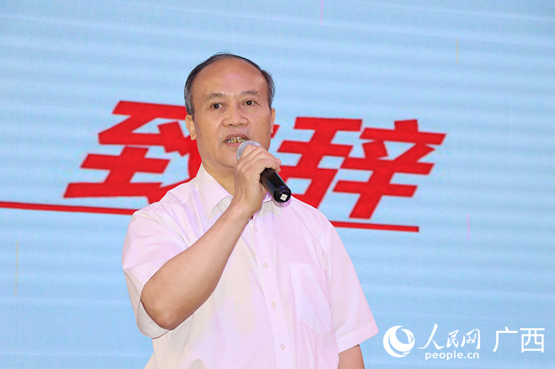 柳州市螺螄粉協(xié)會(huì)會(huì)長(zhǎng)唐機(jī)文現(xiàn)場(chǎng)發(fā)言。人民網(wǎng) 付華周攝