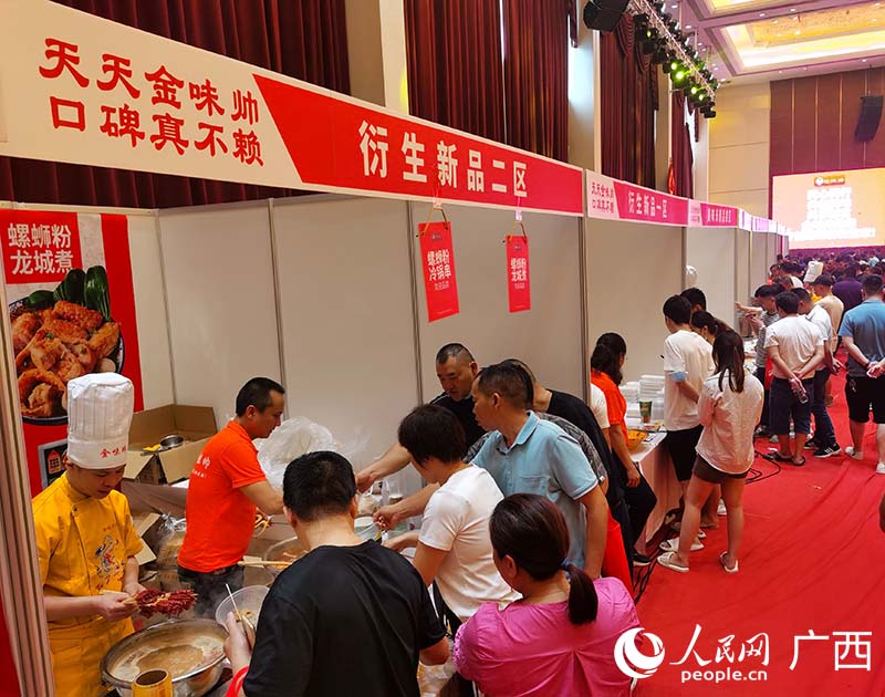 螺螄粉衍生新品受熱捧。人民網(wǎng) 付華周攝