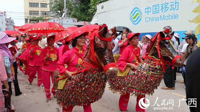 巡游表演。人民網(wǎng) 黃子婧攝