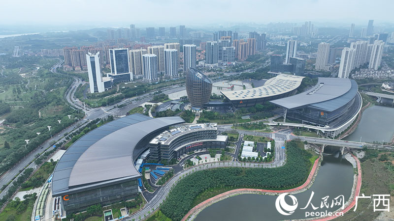 柳州市柳東新區(qū)。人民網(wǎng) 付華周攝