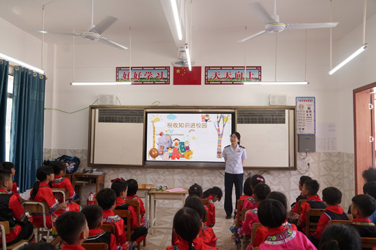 圖2 先鋒龍小稅志愿服務(wù)隊(duì)為小學(xué)生進(jìn)行稅法普法(陳慧嫻攝)