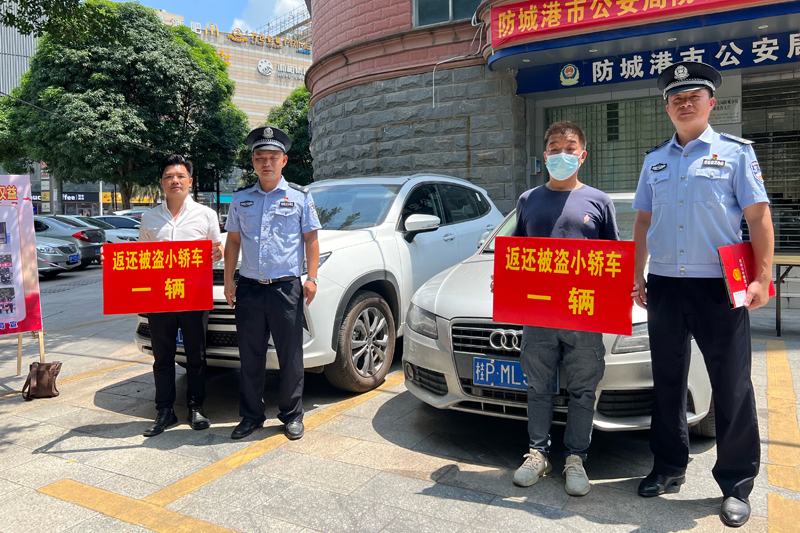 受害群眾送來錦旗，感謝民警快速破案。黃琳琳攝