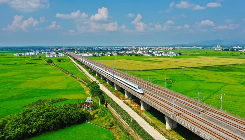 夏日田園風光。
