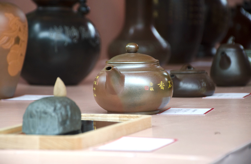 坭興陶精品出窯展示。翟李強(qiáng)攝