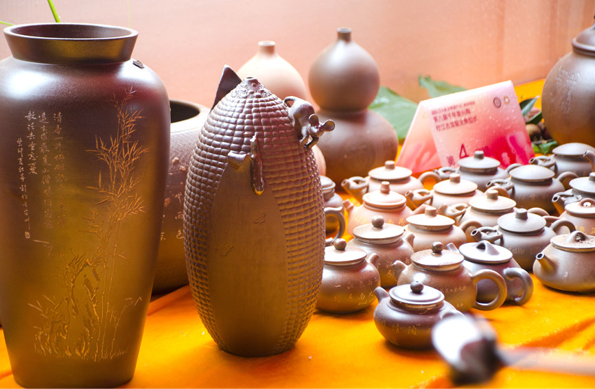 坭興陶精品出窯展示。翟李強(qiáng)攝