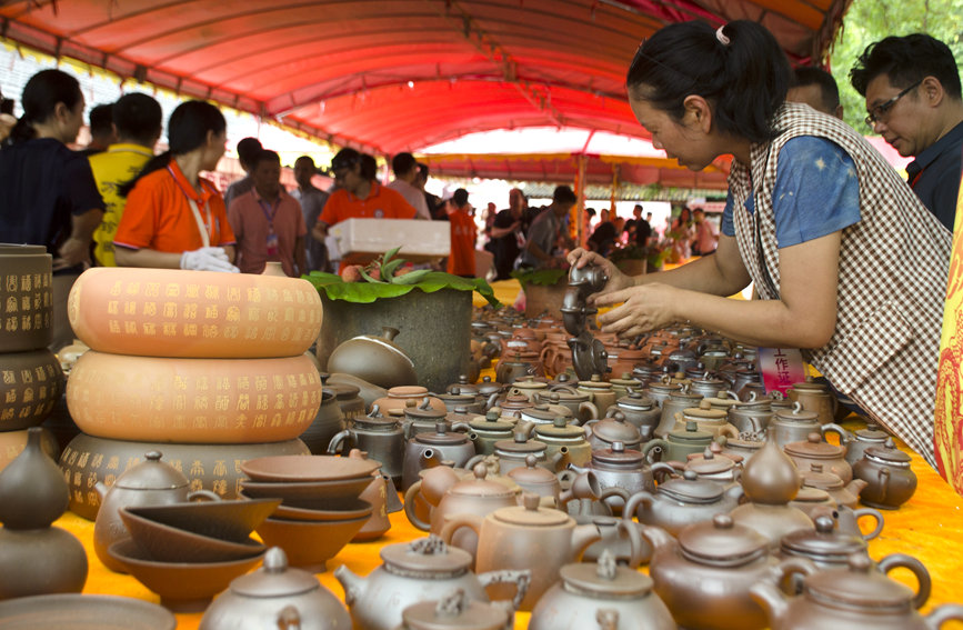 坭興陶精品出窯展示。翟李強(qiáng)攝