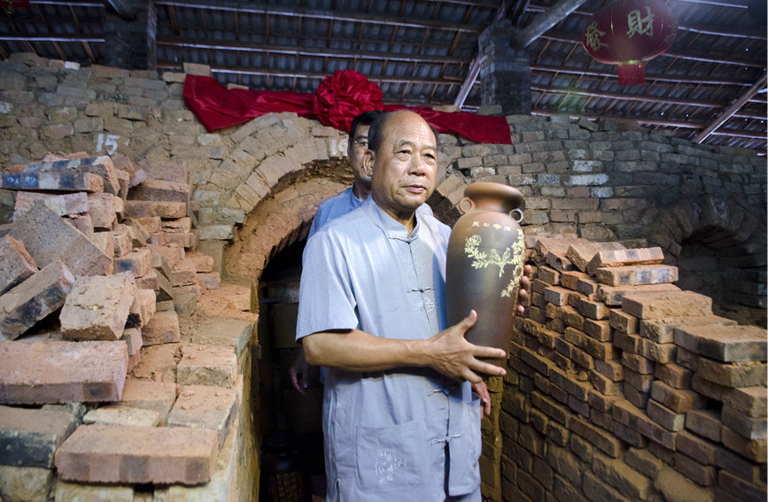 坭興陶精品出窯。翟李強(qiáng)攝