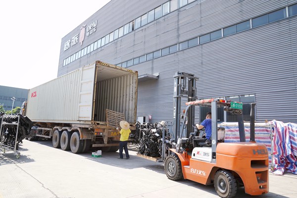 工人正在裝車。卓芊余攝