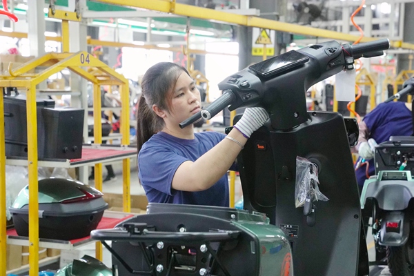 工人正在組裝電動(dòng)車。岑記華攝
