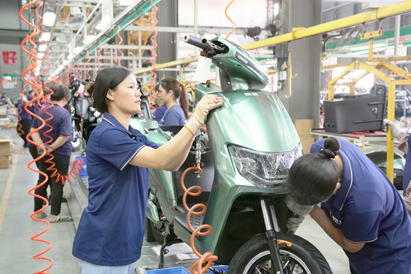 工人正在組裝電動車。岑記華攝