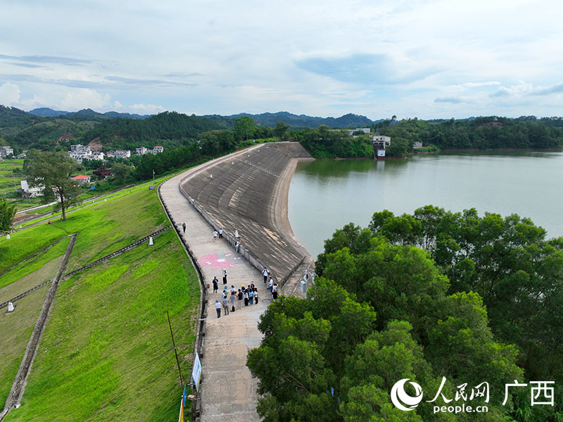采訪團(tuán)在六陳水庫(kù)大壩。人民網(wǎng) 付華周攝