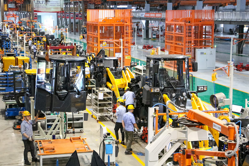 柳工裝載機智能制造工廠生產(chǎn)車間。韋斯敏攝