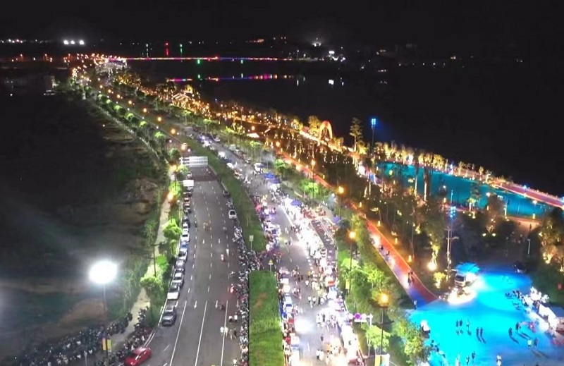 星光夜市點(diǎn)亮田東“夜經(jīng)濟(jì)”。田東縣委宣傳部供圖