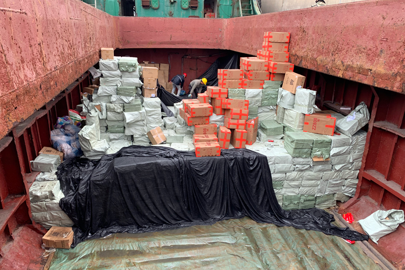 圖為欽州市“12.14”首例查獲母船走私卷煙案。余鴻云攝