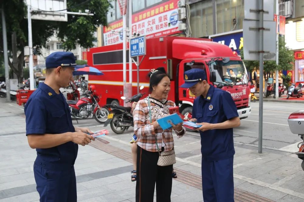 讓轄區(qū)群眾面對面、零距離接受消防安全教育。