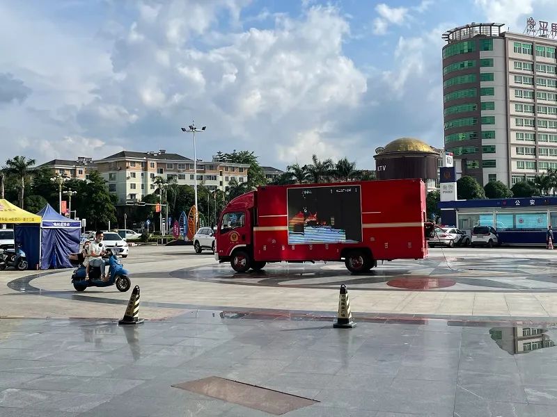 消防宣傳車上街巡游。