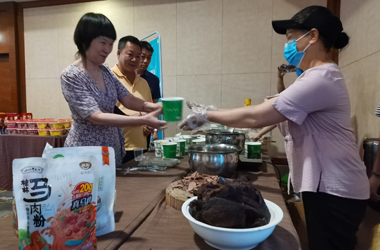 在桂林米粉產(chǎn)業(yè)發(fā)展促進(jìn)會(huì)成立大會(huì)現(xiàn)場(chǎng)進(jìn)行的米粉品嘗。張曉攝